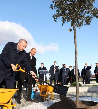 Azərbaycan və Türkiyə liderləri Zəngilanda ağac əkiblər