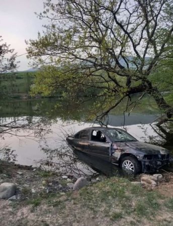 Azərbaycanda klip çəkmək üçün BMW-ni göldə batırdılar - 