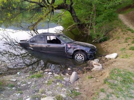 Azərbaycanda klip çəkmək üçün BMW-ni göldə batırdılar - 