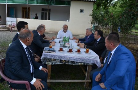 İcra başçısı Şəhid Əlizadə Elşən Faiq oğlunun ailəsi ilə görüşüb