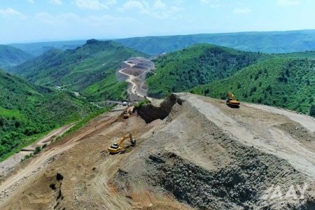 Laçın şəhərindən yan keçən yeni yolun asfaltlanmasına başlanılıb - 