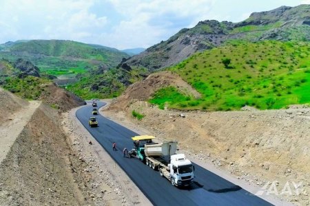 Laçın şəhərindən yan keçən yeni yolun asfaltlanmasına başlanılıb - 