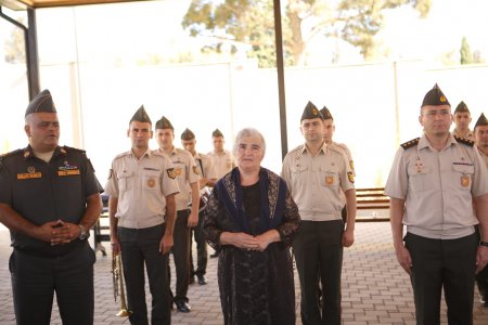 İcra başçısı Müdafiə Nazirliyinin rəsmiləri ilə Vətən Müharibəsi Qəhramının doğum günü tədbiri 