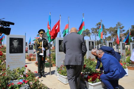 İcra başçısı Müdafiə Nazirliyinin rəsmiləri ilə Vətən Müharibəsi Qəhramının doğum günü tədbiri 