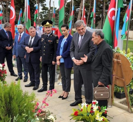 İcra başçısı şəhid Türkay Hüseynlinin məzarını ziyarət etdi 