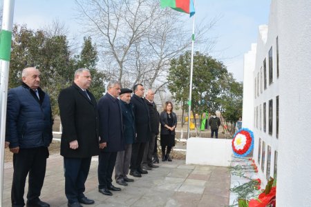 İcra başçısı Dəmirçilər kənd tam orta məktəbində mövcud şəraitlə tanış olub