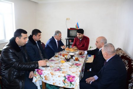 İcra başçısı daha bir qazi ailəsi ilə görüşüb