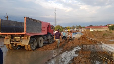 Bakı-Şamaxı-Yevlax yolunu su basıb, yüzlərlə avtomobil yolda qalıb