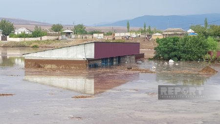 Bakı-Şamaxı-Yevlax yolunu su basıb, yüzlərlə avtomobil yolda qalıb