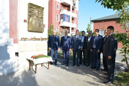 İcra başçısı Vətən Müharibəsi qəhrəmanının abidəsini ziyarət etdi 