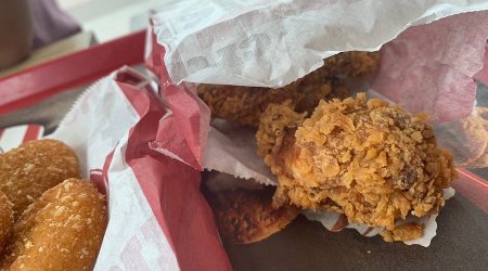 "KFC" müştərilərinə iylənmiş yemək satır?