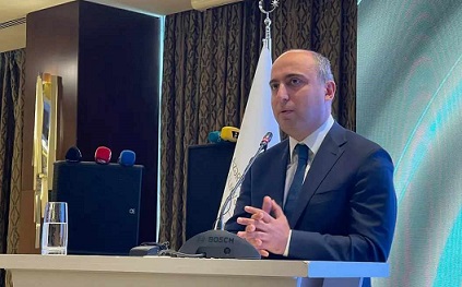 Nazir UNEC məzunlarına niyə zülm edir?