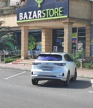 AYNA “Bazarstore”un girişində ödənişli parkinq yaratdı AYNA “Bazarstore”un girişində ödənişli parkinq yaratdı