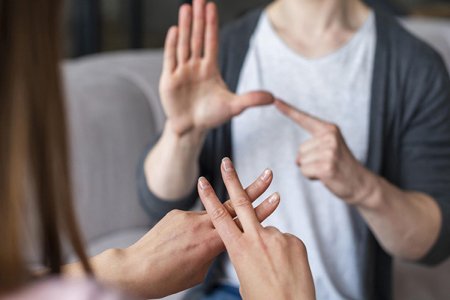 Audiovizual Şura: İşarət dili yalnız dörd televiziya kanalına tətbiq ediləcək