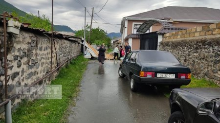 Qaxda külək evin dam örtüyünü uçurdu - 
