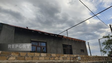 Qaxda külək evin dam örtüyünü uçurdu - 