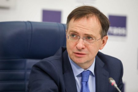 Putinin köməkçisi: Tarixdə müharibə və danışıqlar həmişə eyni vaxtda aparılır