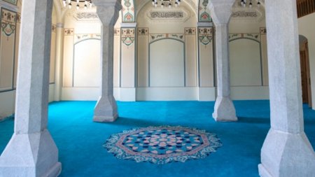 Məscidə İmam Mehdini tanıtmaq üçün hədiyyə payladılar və 