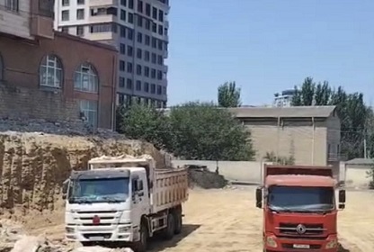 Binəqədi rayonunda Zaur adlı iş adamı sakinlərin dincliyini pozur - Binəqədi rayonunda Zaur adlı iş adamı sakinlərin dincliyini pozur -