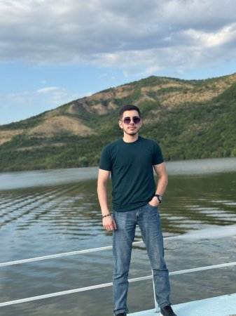 Vətəndə təhsil almaq istəyənlərə kim mane olur? 