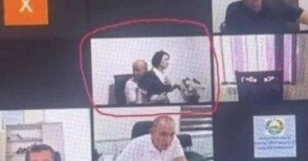 Onlayn iclasda katibəni qucaqlayan deputat işdən qovuldu