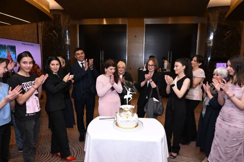 Aygün Əliyevanın Prezidentin sabiq mətbuat katibinə “dostluq sədaqəti” – Aygün Əliyevanın Prezidentin sabiq mətbuat katibinə “dostluq sədaqəti” –