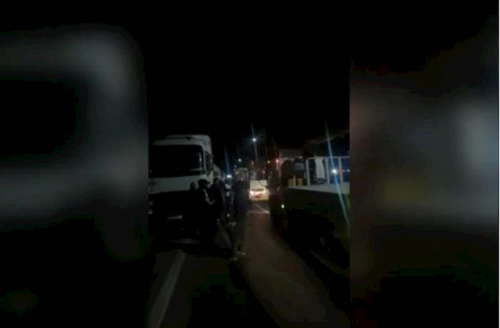 Ermənistanda sürücülər Gürcüstan sərhədinə gedən yolları bağladı Ermənistanda sürücülər Gürcüstan sərhədinə gedən yolları bağladı