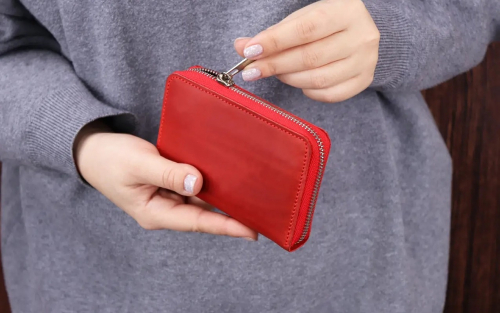 Pulu itən müəllim şagirdin pulqabısını yoxladı -  Pulu itən müəllim şagirdin pulqabısını yoxladı -