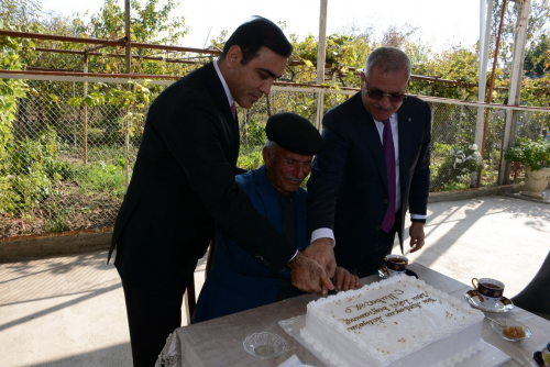 İcra başçısı şəhid qardaşını yubiley günü ziyarət etdi 