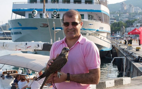 Küçədə yararsız vəziyyətdə qalan “AA” seriyalı avtomobil kimindir?  