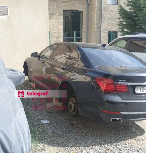 Küçədə yararsız vəziyyətdə qalan “AA” seriyalı avtomobil kimindir?  