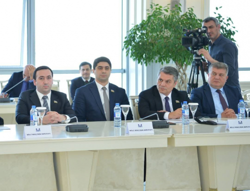 Bu deputat danışmır, ancaq şəkil çəkdirir – 