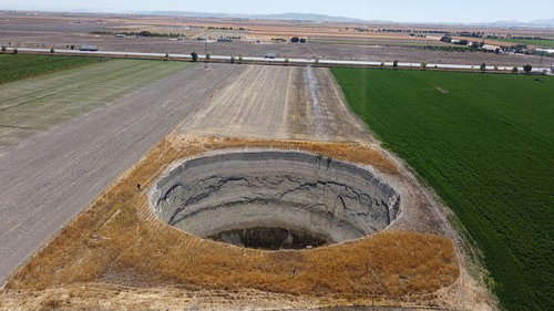 Türkiyənin hər yerində Bibliyada deyilən nəhəng torpaq çökəklikləri yaranır