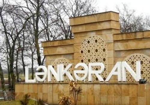 Lənkəranda Müslüm Maqomayevin yaşadığı evi söküb bank tikiblər