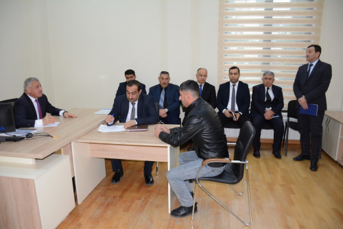 Rayon rəhbəri vətəndaş müraciətlərini dinləyib