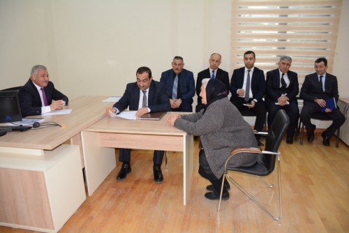 Rayon rəhbəri vətəndaş müraciətlərini dinləyib