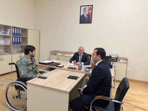 Rayon rəhbəri vətəndaş müraciətlərini dinləyib