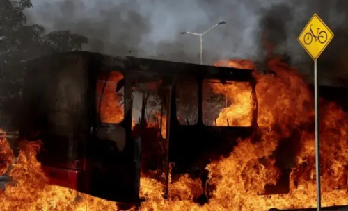 El Mençonu öldürdü - 