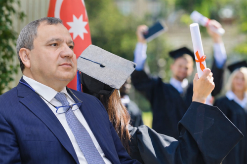 BDU-da 235 min manata “Məzun Günü”….