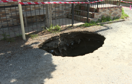 Kanalizasiya kollektorunun üzərindəki qanunsuz tikililər problem yaradıb - 
