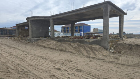 Novxanıda “Santo Mare”də Naxçıvanda nazir olan iş adamı qanunsuz tikintini necə davam etdirir? -