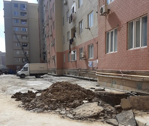 “Qobu Park”ın binaları əyilir -