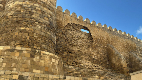 İçərişəhərdə qala divarı uçdu