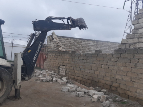 Qanunsuz tikili varsa, ona icazə verən məmur da var...