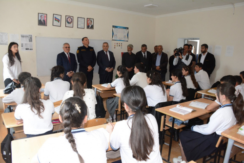  Rayon rəhbəri Evoğlu kənd tam orta məktəbində mövcud şəraitlə tanış olub
