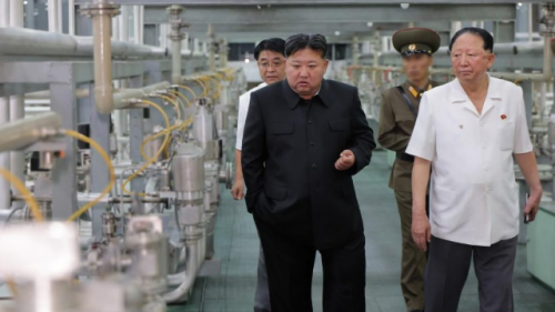 Kim Çen İn yeni nüvə materiallarının istehsalı zavoduna baş çəkib