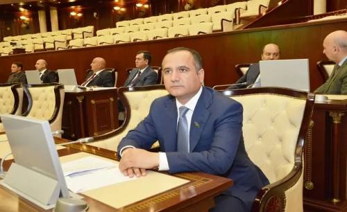 Adının “Kəmaləddin” yazılmasına etiraz edir, yazmağı isə... -