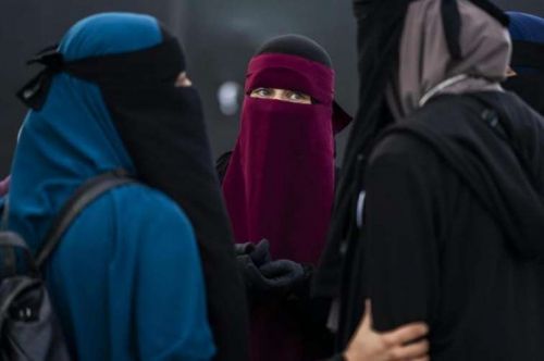 Tacikistanda hicab və saqqal qadağan edildi