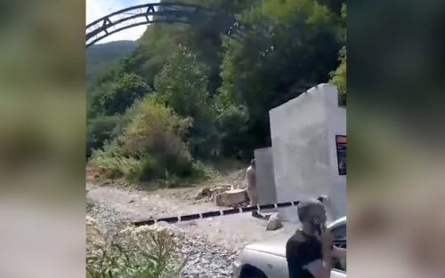 Məşhur şəlaləyə gedən yola şlaqbaum qoyuldu - 