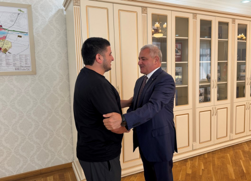 Rayon rəhbəri Vətən Müharibəsi qəhrəmanı Azər Abdullayevi qəbul edib